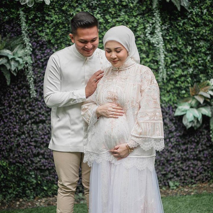 <p>Belum lama ini, Kesha dan suaminya mengadakan acara 4 bulanan. Keduanya kompak mengenakan pakaian serba putih. (Foto: Instagram @kesharatuliu05)</p>