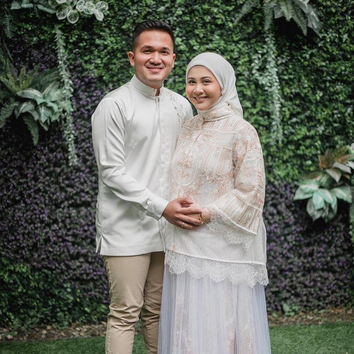 <p>Meski baru empat bulan, baby bump kehamilan kedua Kesha sudah terlihat jelas lho. (Foto: Instagram @kesharatuliu05)</p>