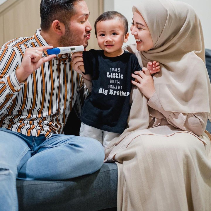 <p>Kesha mengumumkan kabar kehamilan keduanya ini pada awal November lalu. Wanita 24 tahun ini mengunggah foto bersama suami dan anak pertamanya, Qwenzy. Dalam foto itu, ketiganya memamerkan hasil test pack positif. (Foto: Instagram @kesharatuliu05)</p>