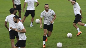 FOTO: Berlatih Sebelum Tanding, Timnas Indonesia Menanti Vietnam