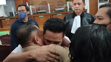 img-title Ayah Dipecat Imbas Kasus Ferdy Sambo, Richard Eliezer: Pa Maafkan Ichad