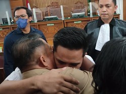 Pelukan dan Momen Haru Kedatangan Perdana Ortu ke Sidang Eliezer