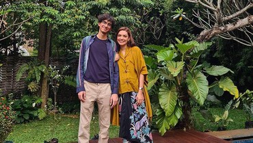 img-title Jarang Terekspos, 7 Potret Najwa Shihab & Putra Semata Wayang bak Kakak-Adik