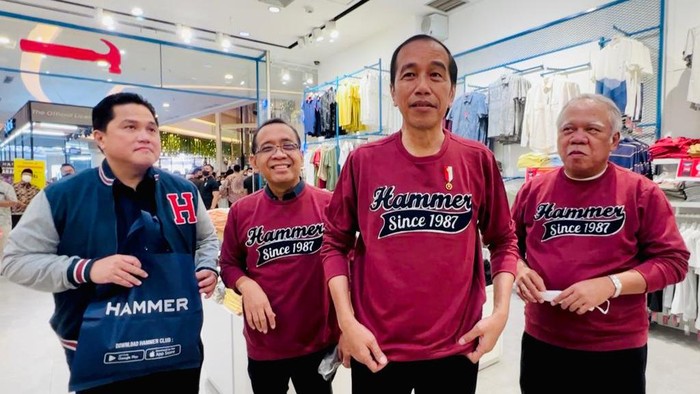 Di sela-sela kunjungan kerjanya ke Provinsi Riau, Presiden Joko Widodo (jokowi) menyempatkan diri untuk menyapa warga Kota Pekanbaru di Mal Living World yang berada di Jalan Soekarno Hatta, Kota Pekanbaru, pada Rabu (4/1/2023).