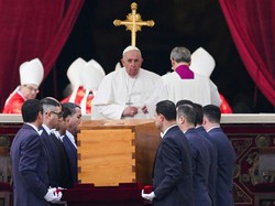 Paus Fransiskus Pimpin Misa Pemakaman Paus Emeritus Benediktus XVI
