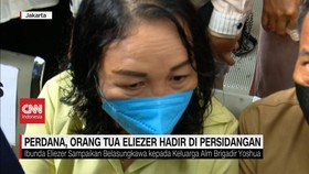 VIDEO: Perdana, Orang Tua Richard Eliezer Hadir di Persidangan
