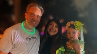 <p>Rahma Azhari menikah dengan aktor Amerika Serikat, Paris Chong, Bunda. Seelah menikah, ia pun dikaruniai seorang putri bernama Kirana Shea Azhari Chong. (Foto: Instagram: @raazharita)</p>