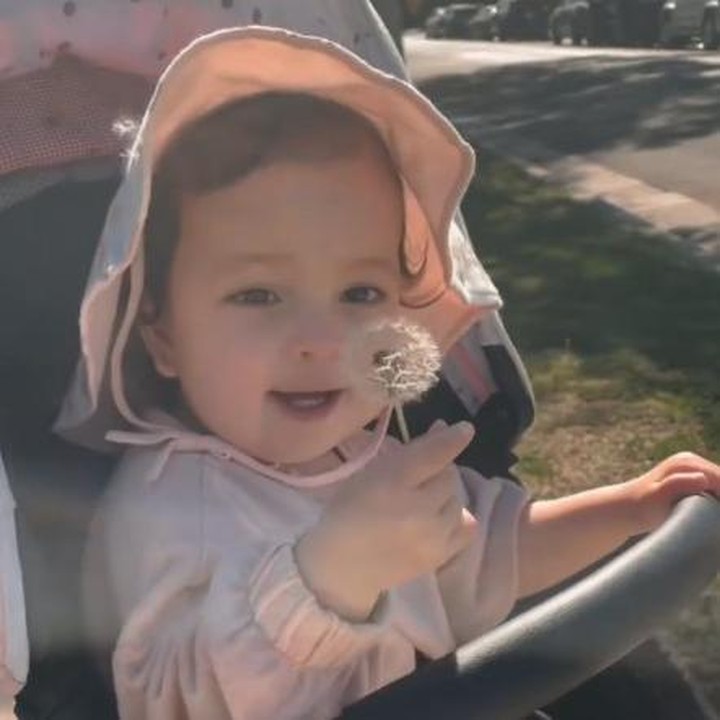 <p> Karena memiliki Ayah yang berasal dari Amerika Serikat, wajah Kira juga bule banget nih, Bunda. Cantik banget, ya! (Foto: Instagram: @raazharita)</p>