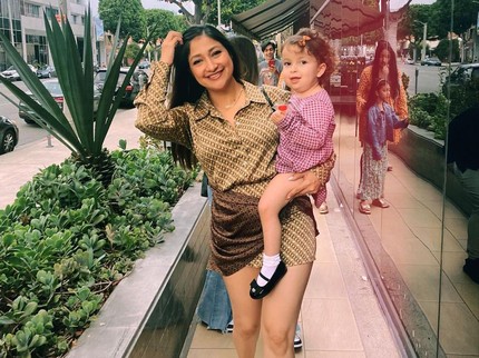 7 Potret Rahma Azhari dengan Putri Bungsunya yang Berwajah Bule Banget