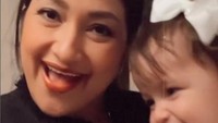 <p>Tak hanya wajah bule, ternyata banyak juga netizen yang mengatakan wajah Kira sangat mirip dengan sang Ayah. Mereka juga gemas dengan tingkah Kira nih, Bunda. (Foto: Instagram: @raazharita)</p>