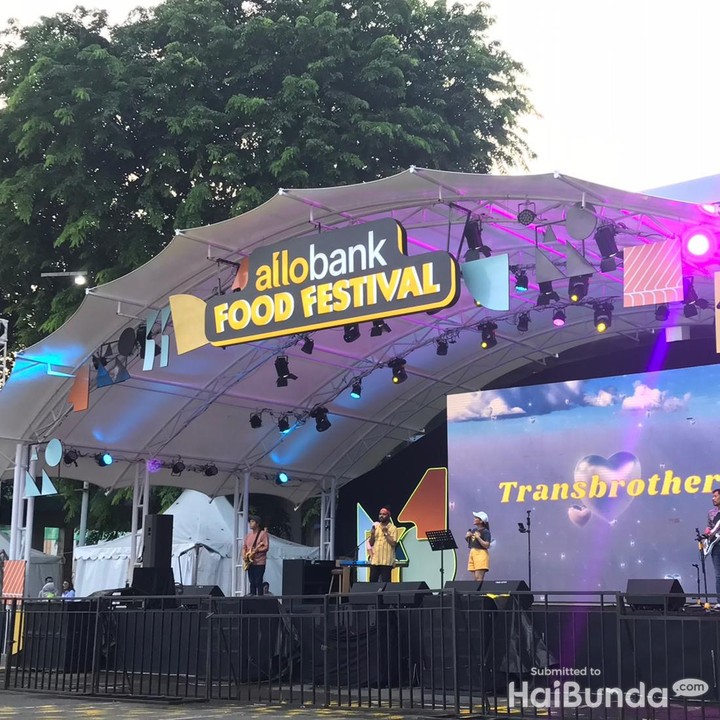 <p>Acara Ditraktir Kantor at Allo Bank Food Festival ini juga dimeriahkan oleh penampilan musik dari Transbrother. Mereka menyanyikan berbagai lagu yang membuat seluruh pengunjung sing along.  (Foto: Tim HaiBunda/Mutiara Putri)</p>
