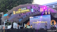 <p>Acara Ditraktir Kantor at Allo Bank Food Festival ini juga dimeriahkan oleh penampilan musik dari Transbrother. Mereka menyanyikan berbagai lagu yang membuat seluruh pengunjung sing along.  (Foto: Tim HaiBunda/Mutiara Putri)</p>
