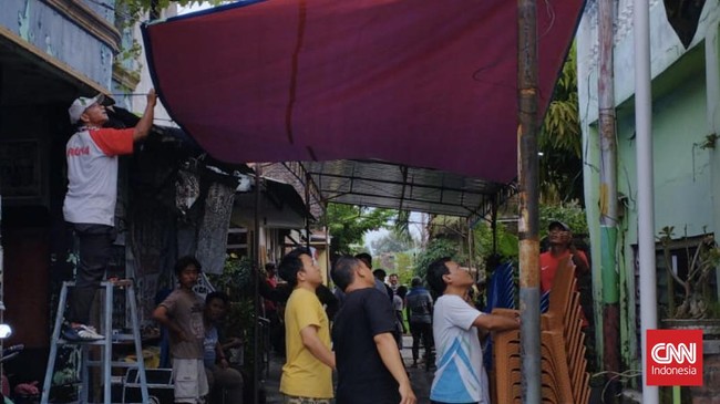 Presiden Jokowi mengirimkan karangan buka dukacita atas wafatnya Sipon, istri dari penyair sekaligus aktivis Wiji Thukul.