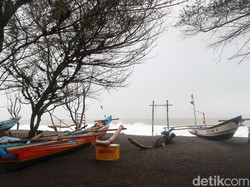 Ombak Tinggi Ancam Laut Selatan, Nelayan Depok Bantul Nekat Melaut