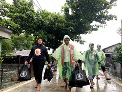 Relawan Ganjar Salurkan Bantuan Sembako untuk Korban Banjir Makassar