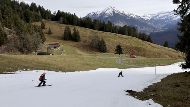La Sambuy dulunya dikenal sebagai destinasi ski ramah keluarga, kini resor ski dekat Mont Blanc di Pegunungan Alpen Prancis itu ditutup karena minim salju.