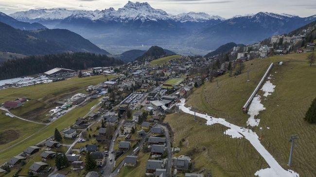 Turis dari India terkejut setelah menerima denda lalu lintas sebesar 1,5 lakh Rupee atau sekitar Rp28 juta setelah kembali dari Swiss. REUTERS/Denis Balibouse          TPX IMAGES OF THE DAY