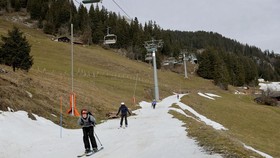 FOTO: Resor Ski tanpa Salju Musim Dingin Rusak Liburan di Swiss