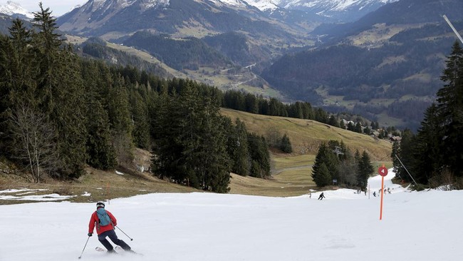 FOTO: Resor Ski tanpa Salju Musim Dingin Rusak Liburan di Swiss