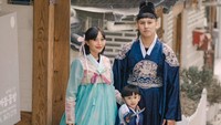 <p>Salah satu yang menarik perhatian adalah saat Rinni bersama suami dan anaknya datang ke Bukchon Hanok Village di Seoul. Ketiganya kompak mengenakan pakaian tradisional Korea, Hanbok. (Foto: Instagram @rinni_w)</p>