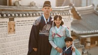 <p>Rini tampil cantik mengenakan Hanbok warna biru muda bernuansa pink dengan motif bunga. Sementara itu, suami dan anaknya mengenakan Hanbok pria berwarna biru tua. (Foto: Instagram @rinni_w)</p>