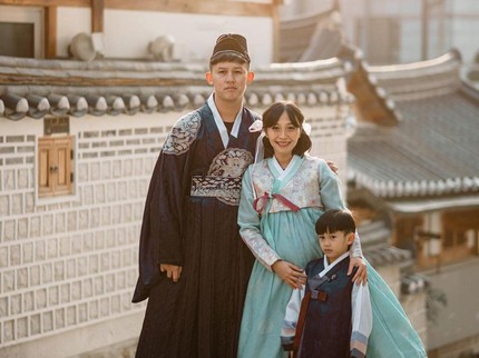 7 Potret Terbaru Baby Bump Rinni Wulandari, Berhasil Bujuk Suami Pakai Hanbok di Korea