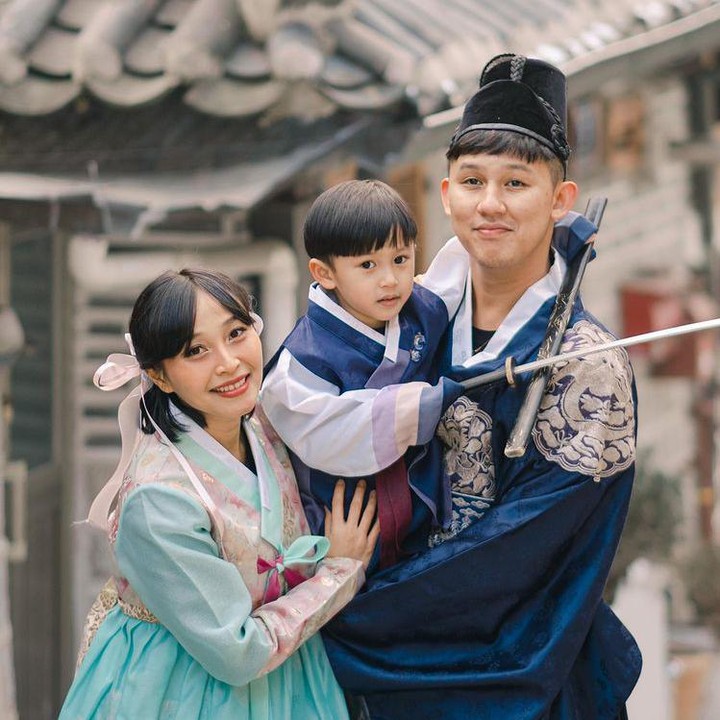 <p>Rinni pergi bersama suaminya, Jevin Julian, dan putranya Nord Kiano Julian. Ketiganya menghabiskan waktu mengunjungi beberapa tempat wisata di Korea Selatan. (Foto: Instagram @rinni_w)</p>