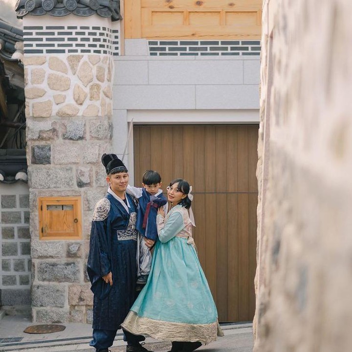 <p>Rinni begitu bahagia bisa mengabadikan momen mengenakan Hanbok bersama suami dan anaknya nih, Bunda. Meski pun dia sempat membujuk Jevin dan Nord untuk mau mengenakan Hanbok. (Foto: Instagram @rinni_w)</p>
