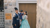 <p>Rinni begitu bahagia bisa mengabadikan momen mengenakan Hanbok bersama suami dan anaknya nih, Bunda. Meski pun dia sempat membujuk Jevin dan Nord untuk mau mengenakan Hanbok. (Foto: Instagram @rinni_w)</p>