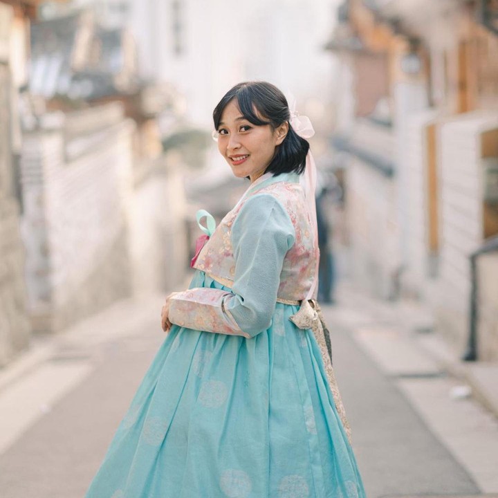 <p>Artis ketiga yakni penyanyi Rinni Wulandari. Bunda dua orang anak ini juga pernah membagikan momen saat mengenakan hanbok kala liburan ke Korea bersama keluarga. (Foto: Instagram @rinni_w)<br /><br /><br /></p>