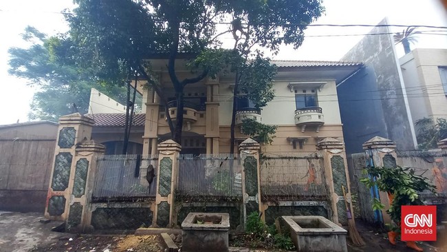 Setelah ayahnya pergi dari rumah mewah di Cakung, Tiko menjaga ibunya seorang diri. Belasan tahun Tiko dan ibunya hidup tanpa air dan listrik.