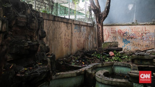 Berikut 5 fakta Tiko yang merawat sang ibu, Eny, di rumah mewah mereka yang terbengkalai, tanpa listrik dan air, 12 tahun terakhir.