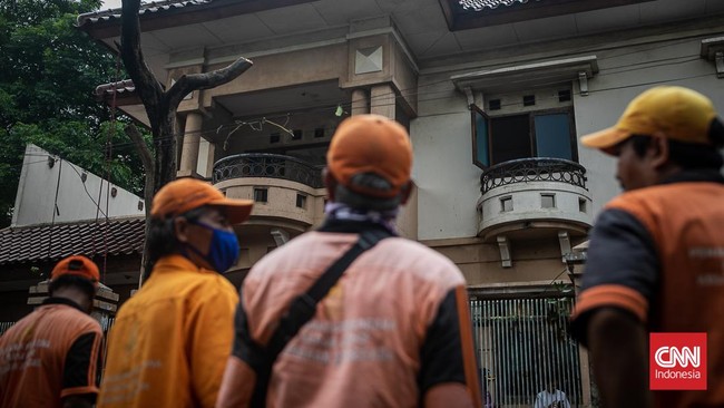 Pemkot Jakarta Timur juga menawarkan agar Eny dirawat di Panti Werdha oleh Dinas Sosial jika keluarga mengizinkan.