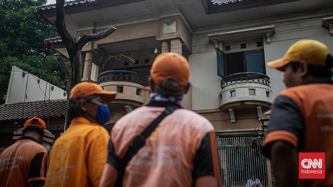 Ketua RT 06 RW 02, Cakung, Jakarta Timur mengatakan pembatasan dilakukan lantaran rumah kotor lagi usai dibersihkan petugas PPSU beberapa waktu lalu.