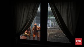FOTO: Aksi Bersih-bersih Petugas PPSU di Rumah Terbengkalai Cakung