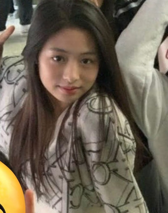 Sementara itu, Ahyeon menyelesaikan pendidikan sekolah menengah pertama di Chuncheon, Gangwon. Sejak SMP Ahyeon telah menunjukkan bakatnya dalam menyanyi dengan membawakan lagu Anne-Marie bertajuk 2002 pada acara pentas seni./ Foto: koreaboo.com