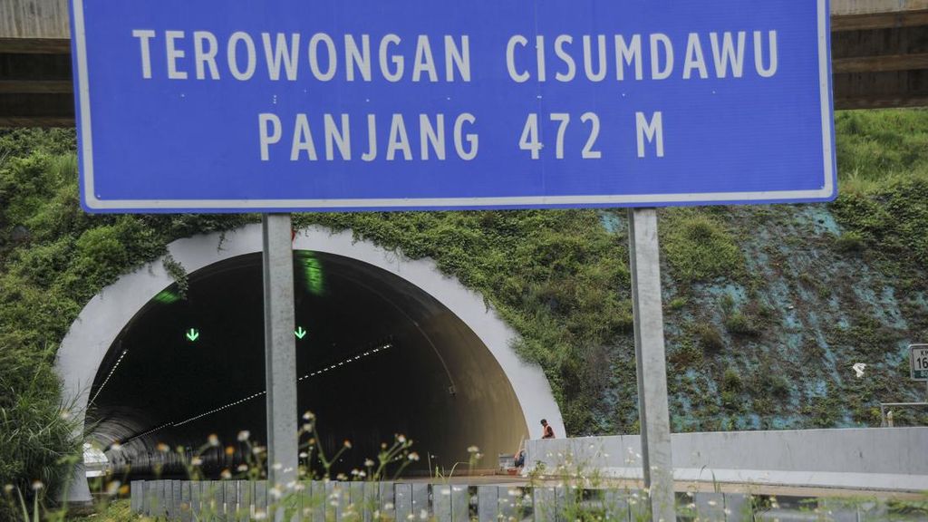 Diguyur Hujan Terus Menerus, Tol Cisumdawu Arah Bandung-Cirebon Retak