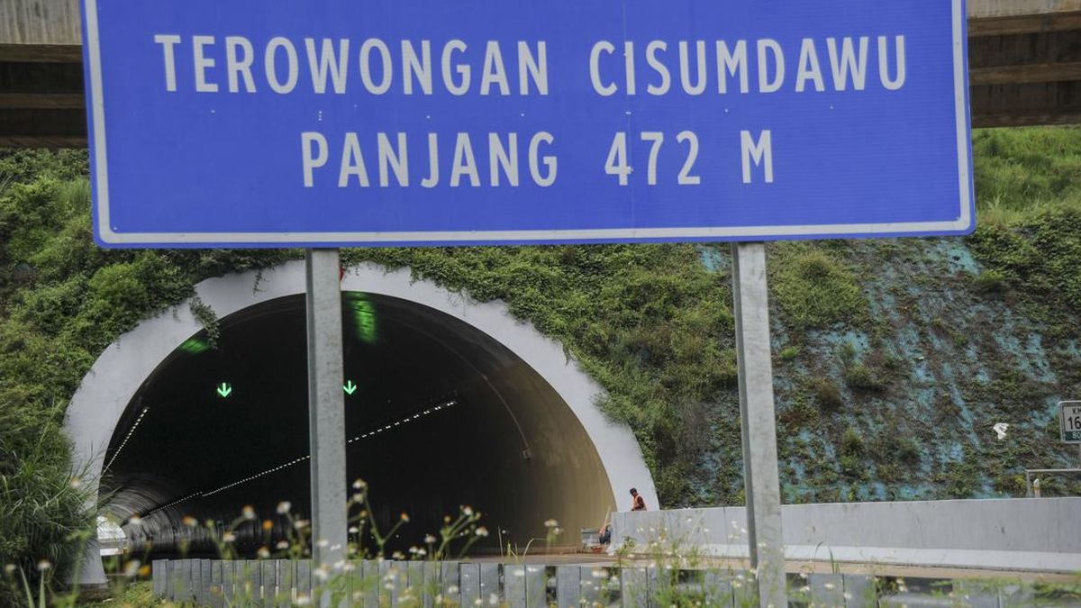 Diguyur Hujan Terus Menerus, Tol Cisumdawu Arah Bandung-Cirebon Retak