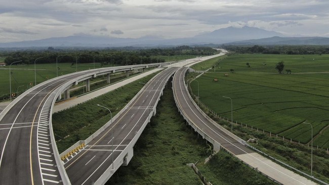 Gubernur Jawa Barat Ridwan Kamil membatasi jam operasional Jalan Tol Cisumdawu menuju arah Tol Cipali saat mudik dan balik Lebaran 2023.