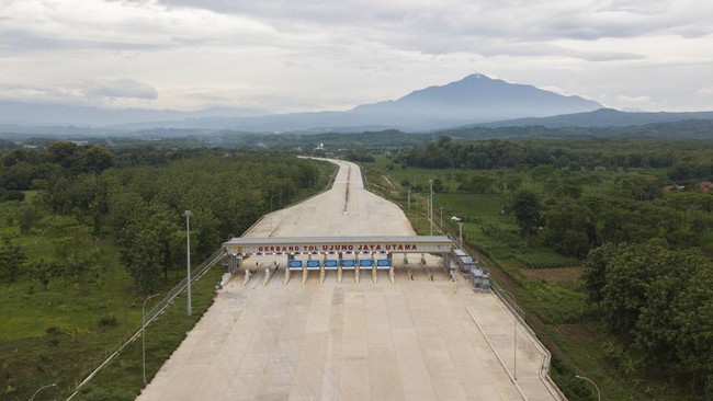 Pemerintah sedang membangun Jalan Tol Gedebage-Tasikmalaya-Cilacap atau Gataci yang akan menjadi tol terpanjang di Indonesia.