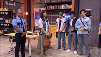 <p>Wanita berusia 45 tahun itu tampil mengenakan <em>outfit</em> sederhana yang terlihat elegan. Ia memadukan <em>vest</em> batik dengan rok plisket warna cokelat. (Foto: YouTube Trans7 Official)</p>