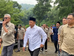 Jalan yang Ditanam Pisang Emak-emak Sukabumi Akan Diperbaiki