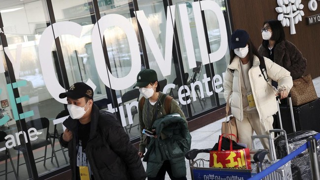 China bakal membuka kembali perbatasan dengan Hong Kong pada 8 Januari mendatang. Sebanyak 60 ribu orang nantinya bisa masuk ke Beijing.