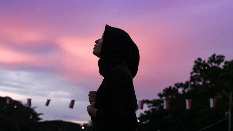 Asian hijab women enjoying at a city park