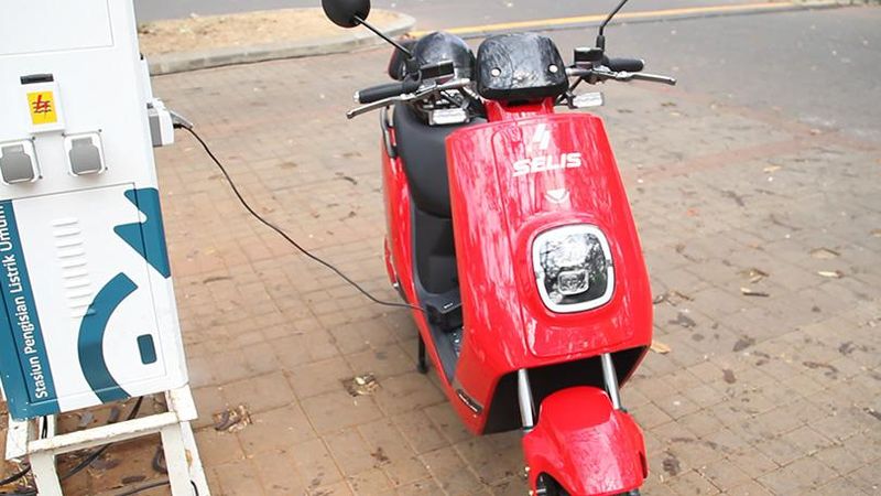 Selis melalui motor listrik tipe Emax telah mendapatkan nilai TKDN (Tingkat Kandungan Dalam Negeri) tertinggi dengan nilai 53,69 persen.