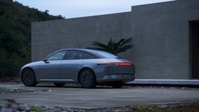 Saingan Tesla PHK 840 Karyawan Demi Irit Biaya Produksi Mobil Listrik