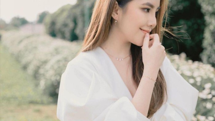 img-title Inspirasi Outfit Serba Putih Anti Mainstream dari Para Selebriti untuk Kamu Pemilik Shio Kelinci