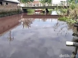 Air Sungai Wrati Pasuruan Berubah Jadi Merah, Diduga Tercemar Limbah Pabrik