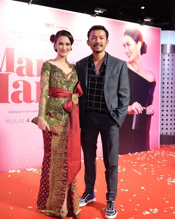 Atiqah Hasiholan dan Rio Dewanto kerap menunjukkan kebersamaan mereka lewat unggahan Instagram. Atiqah berusia 31 tahun dan Rio 26 tahun saat menikah kala itu, beberapa kali terlibat dalam projek yang sama, lho. (Foto: IG Atiqah Hasiholan)