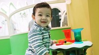 <p>Balint menjadi piatu tak lama setelah dilahirkan, Bunda. Pada 2021 lalu, ibunda Balint, Santi Ulandari, meninggal dunia usai berjuang melawan COVID-19. (Foto: Instagram @donny_bule dan @monaratuliu)</p>